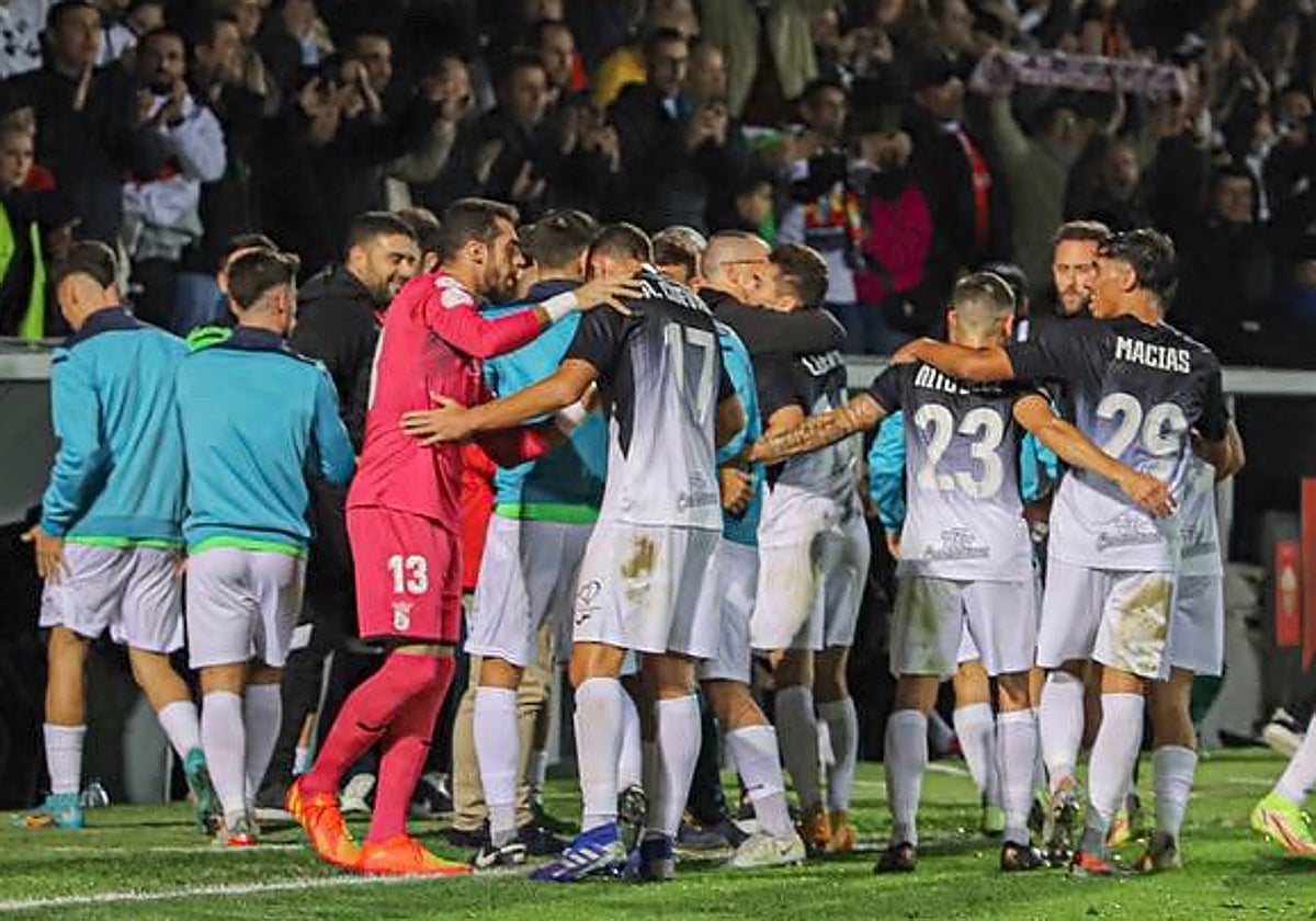 Los jugadores de la AD Ceuta FC celebran el gol de Rodri en la Copa frente al Elche