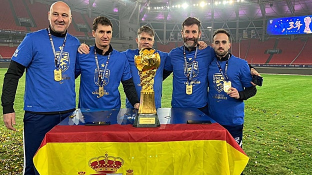 Pedro Morilla (en el centro), con Roberto Ríos (segundo técnico), José Antonio Gordillo (analista), Joseba Iturbe (preparador de porteros) y Dani Carmona (ayudante)