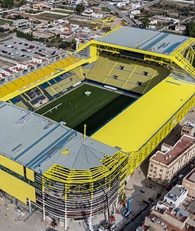 Imagen secundaria 2 - El estadio del Villarreal ha cambiado su fisonomía interior, aunque en los exteriores aún quedan pendientes los últimos retoques