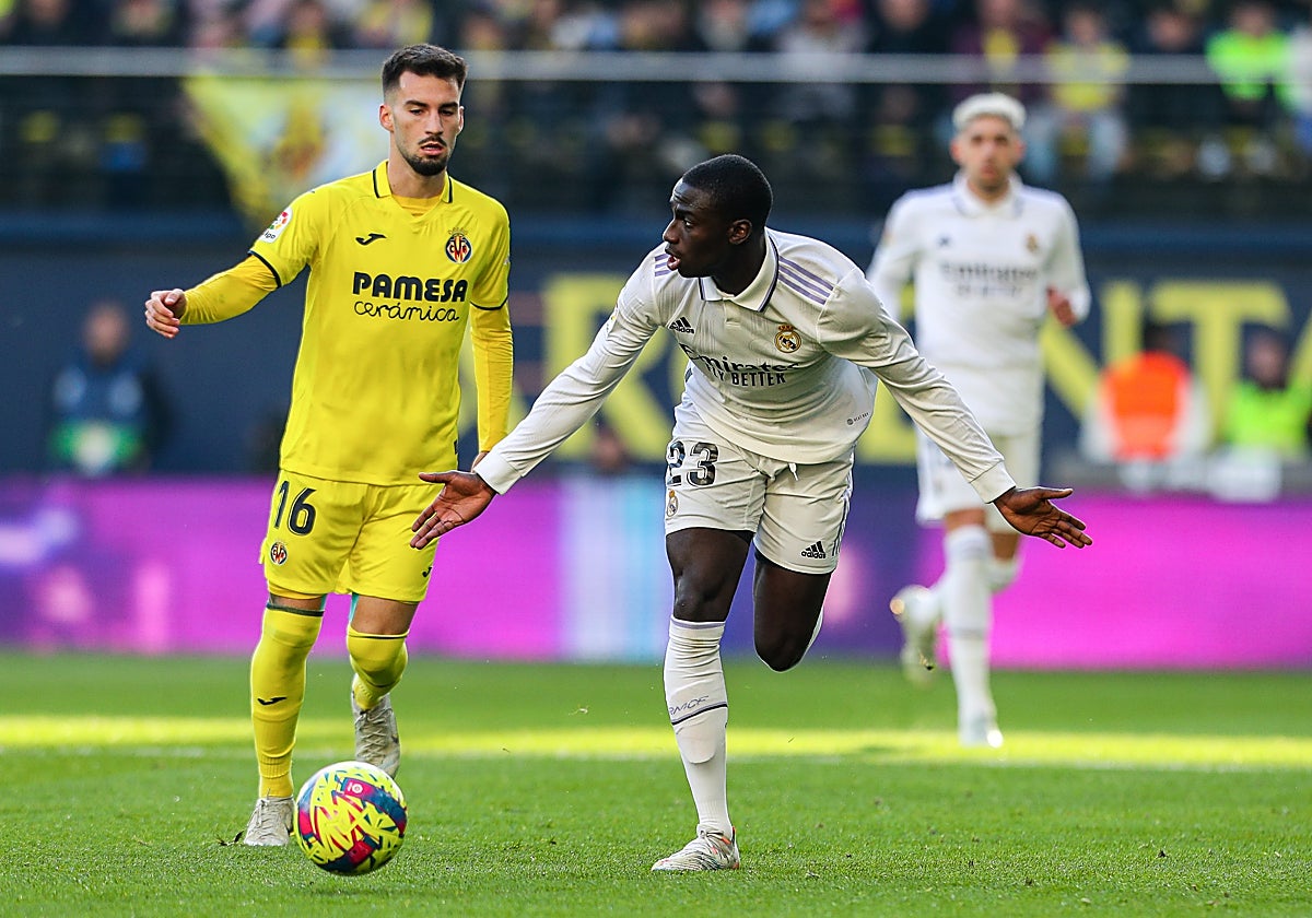 Ferland Mendy protege un balón ante la mirada de Baena