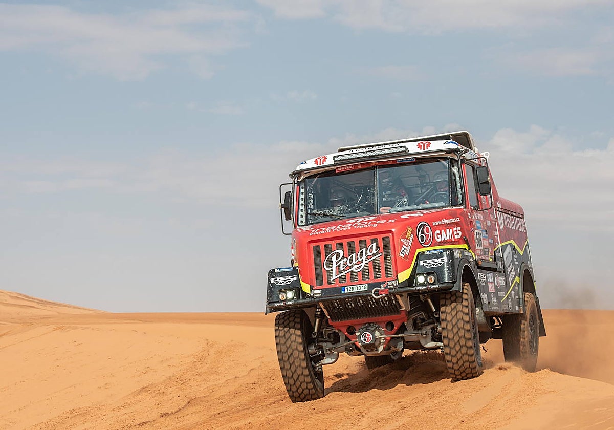 El piloto que arrolló a un espectador con su camión deja el Dakar devastado: «Una vida ha acabado por mi culpa»