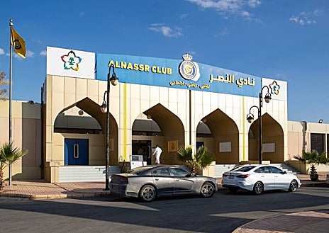 Imagen secundaria 1 - El distante complejo de entrenamiento del Al Nassr y sus modestas instalaciones contrastan con el nivel de modernidad y tecnología al que está acostumbrado Cristiano. Los descampados y la pobreza de los alrededores también se ve distinta a los lujos de donde va a residir.