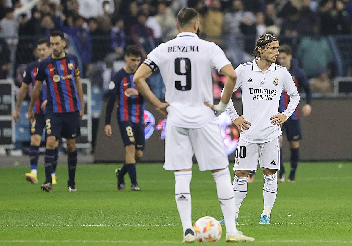 Benzema se dispone a sacar de centro