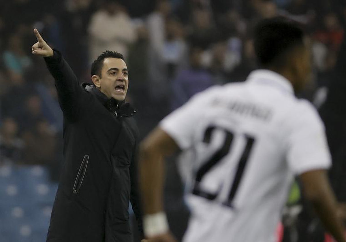 Xavi da instrucciones durante el partido ante el Madrid