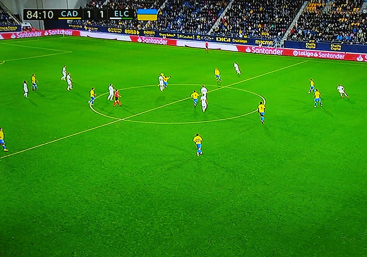 Los árbitros piden a la Liga que implemente el fuera de juego semiautomático tras el escandaloso error en el Cádiz-Elche