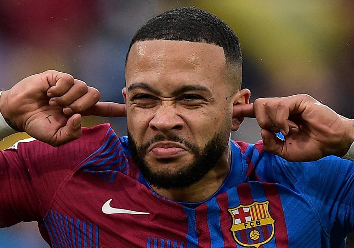 Memphis Depay celebra uno de los goles que ha marcado con el Barcelona