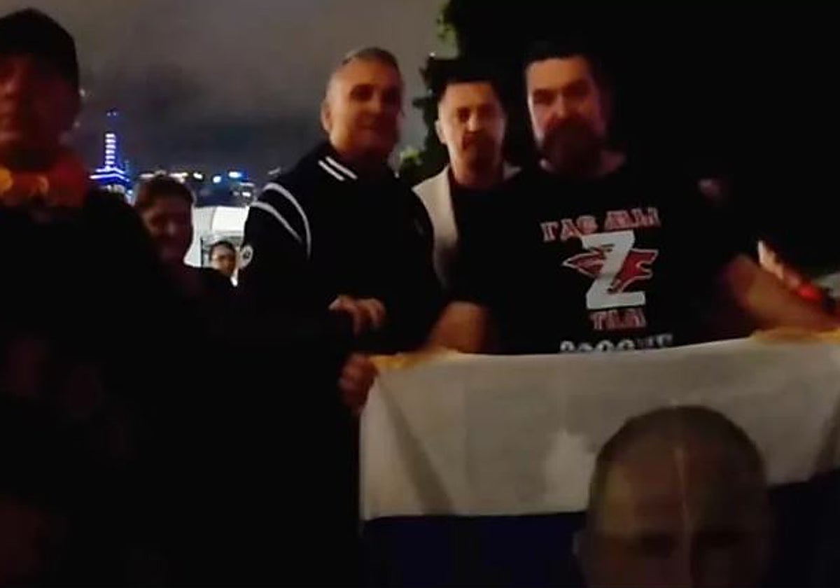 Nuevo lío para Djokovic en Australia: su padre posa con aficionados con simbología prorrusa