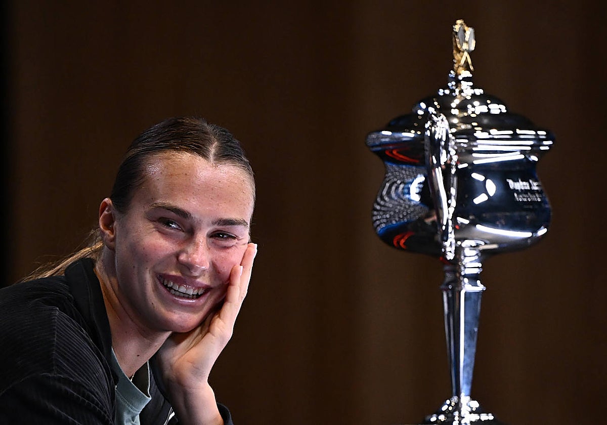 Aryna Sabalenka, con el trofeo de campeona del Abierto de Australia