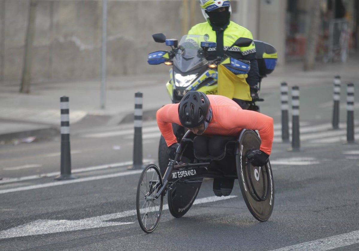 Un corredor en silla de ruedas disputando la Media Maratón de Sevilla 2023