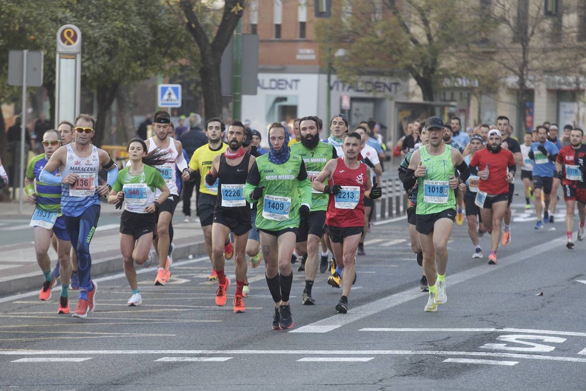 Corredores en la Media Maratón de Sevilla 2023