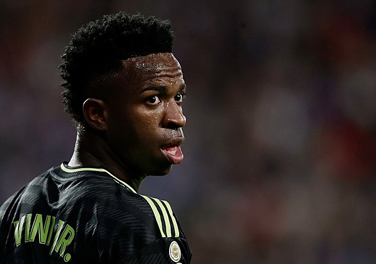Sanción para una decena de aficionados del Valladolid por insultos racistas a Vinicius