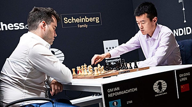 Ian Nepomniachtchi (izquierda), en su partida contra Ding Liren en el torneo de Candidatos, el año pasado en Madrid