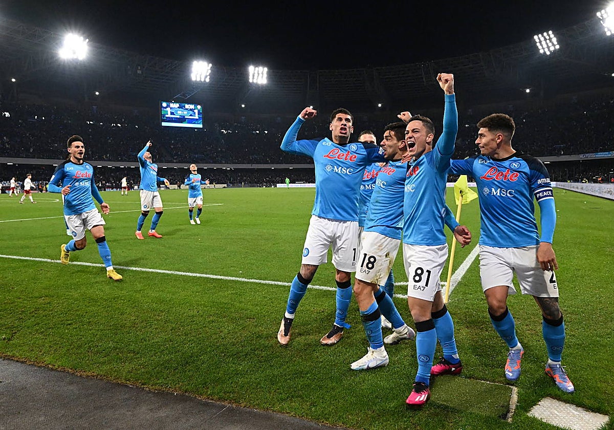 Futbolistas del Nápoles celebran el gol de la victoria ante la Roma en la última jornada del Calcio