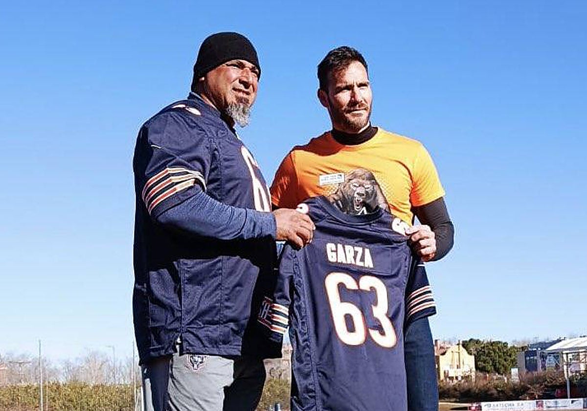El exjugador de los Bears Roberto Garza junto al medallista olímpico Saúl Craviotto