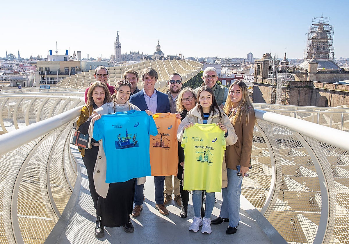 Las camisetas oficiales del Zurich Maratón Sevilla 2023 se han presentado en el mirador de Las Setas