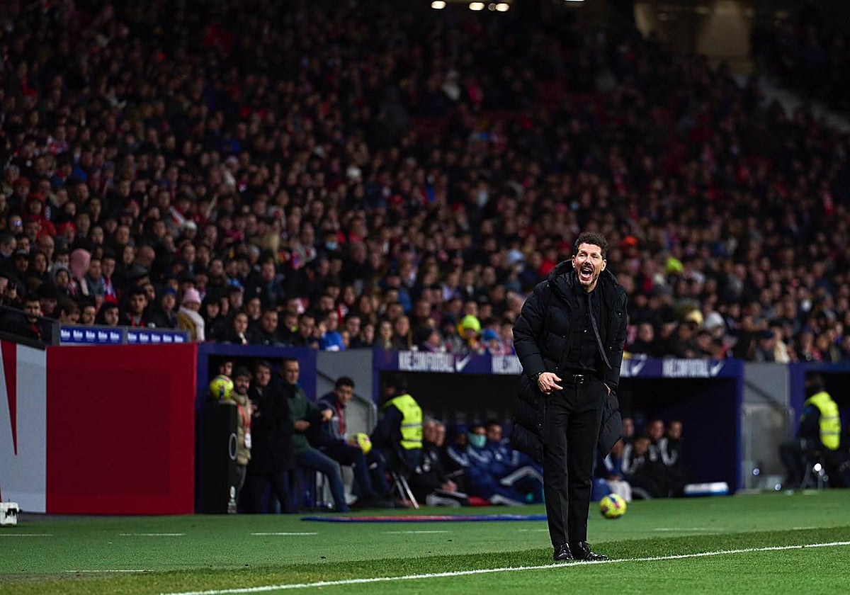 Simeone, con la grada del Metropolitano detrás