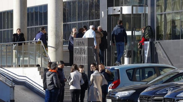 Familiares y amigos se dirigen este viernes al velatorio de la ciclista Estela Domínguez