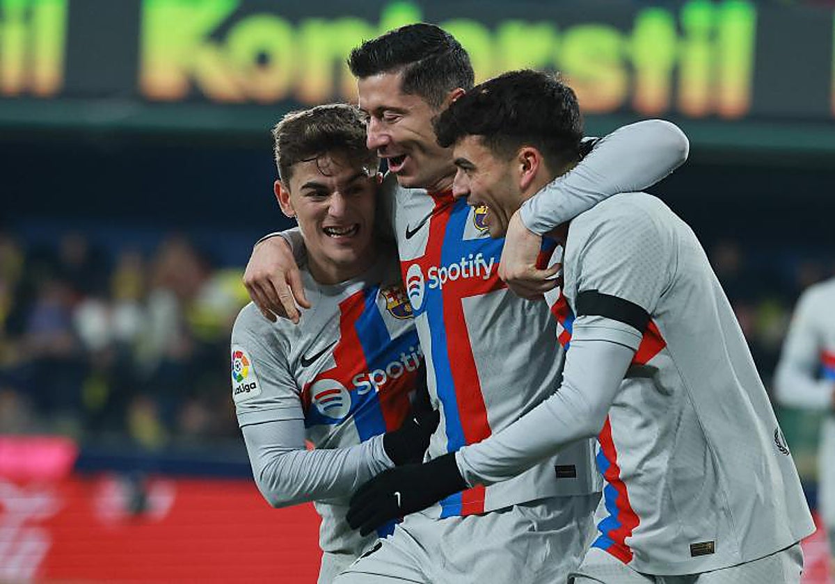 Gavi y Lewandowski celebran con Pedri el gol del canario