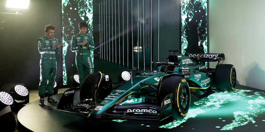 Fernando Alonso presume de coche con la decoración de su escudería -  Periodismo del Motor