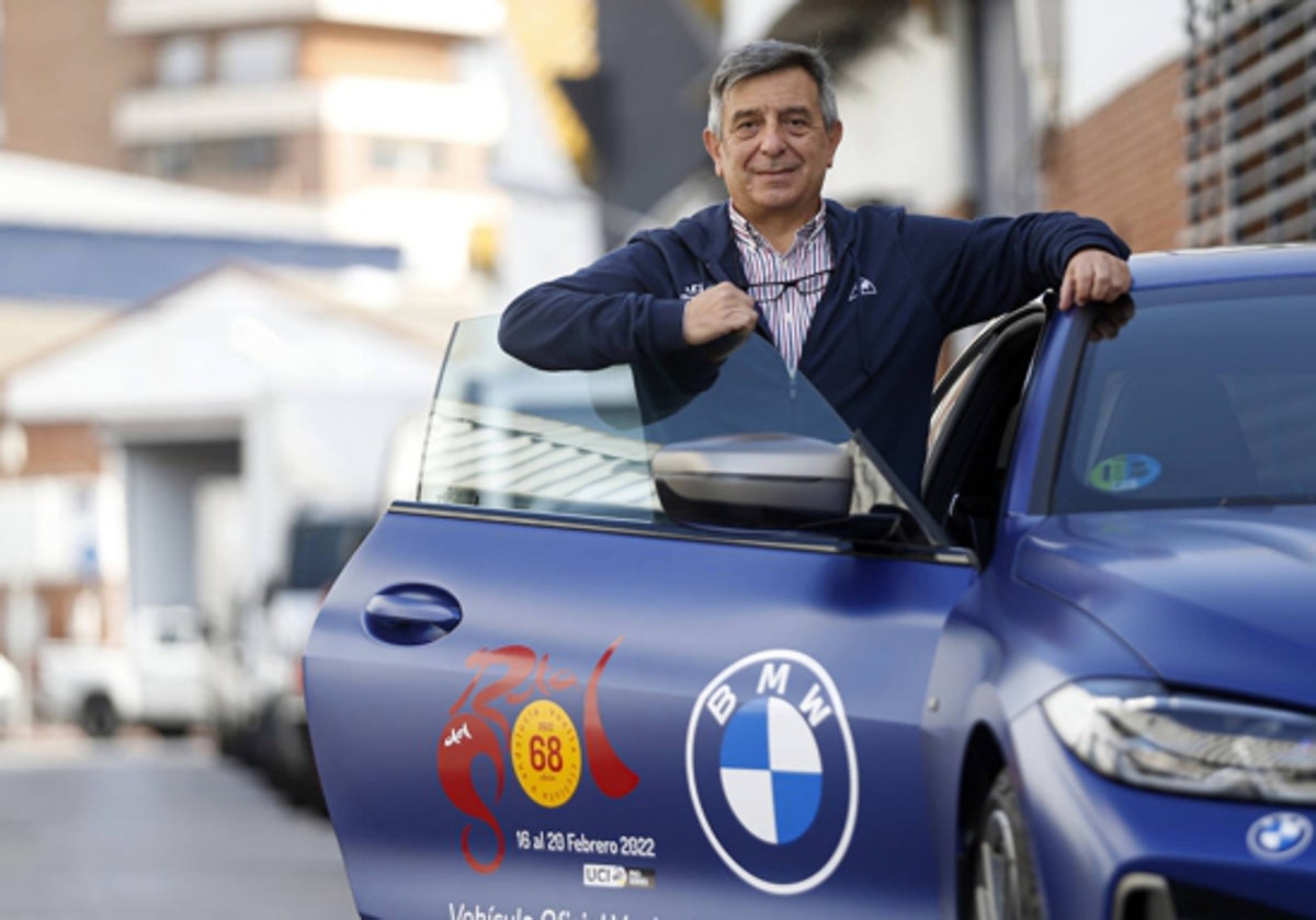 Joaquín Cuevas en uno de los coches oficiales de carrera