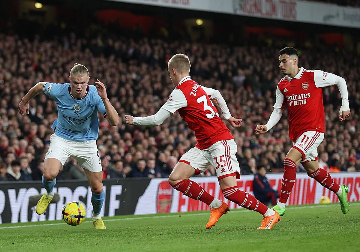 Haaland, ante la defensa del Arsenal