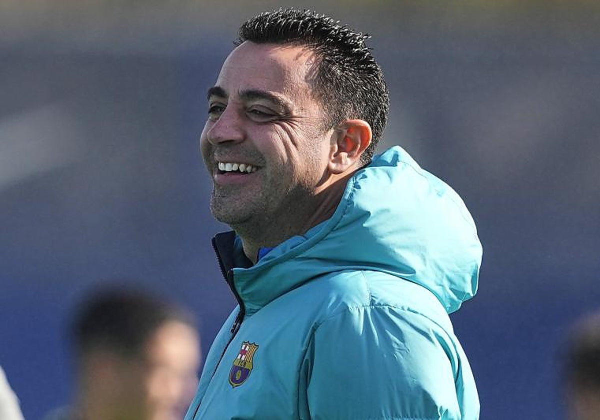 Xavi sonríe durante el entrenamiento de este miércoles