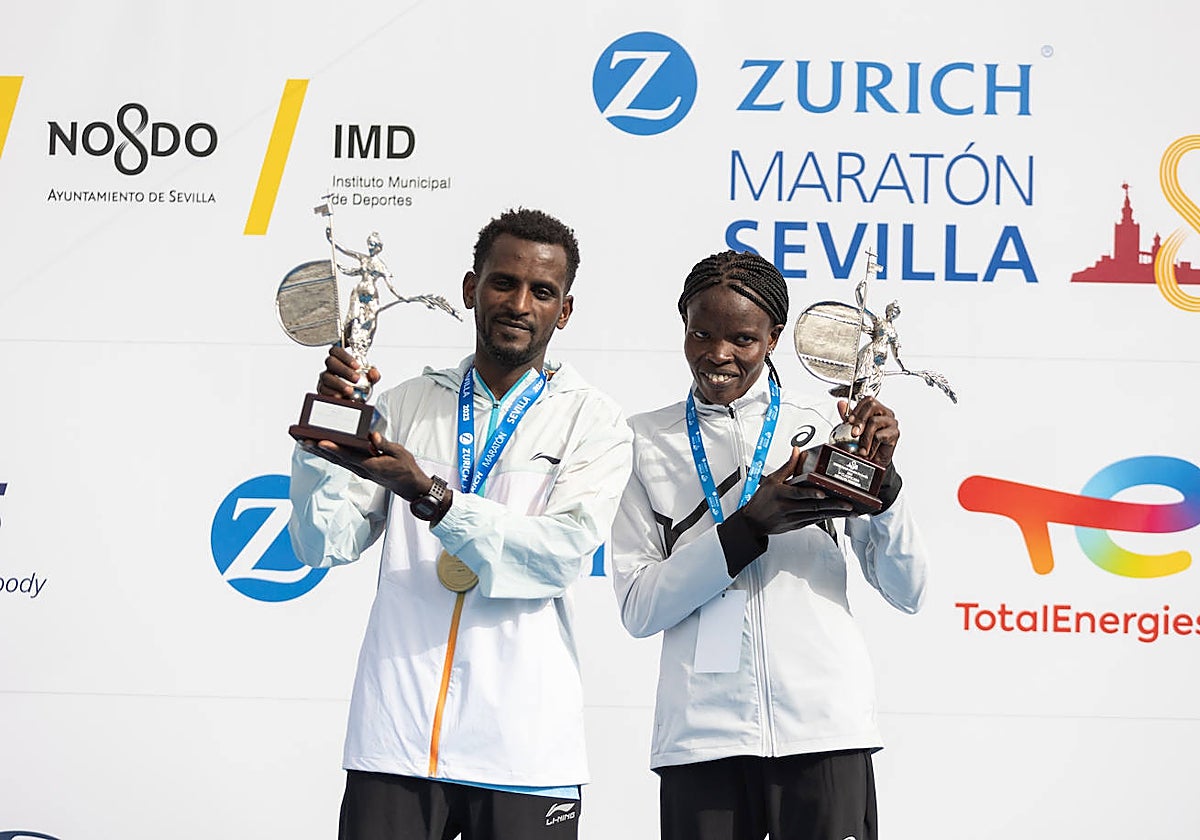 Gadisa Birhune Shumie y Jackline Gelal posan como vencedores con la réplica del Giraldillo