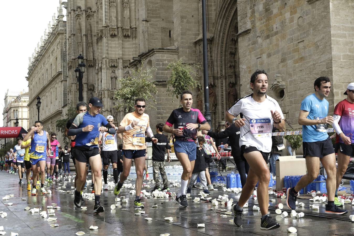Participantes en el Zurich Maratón de Sevilla 2023