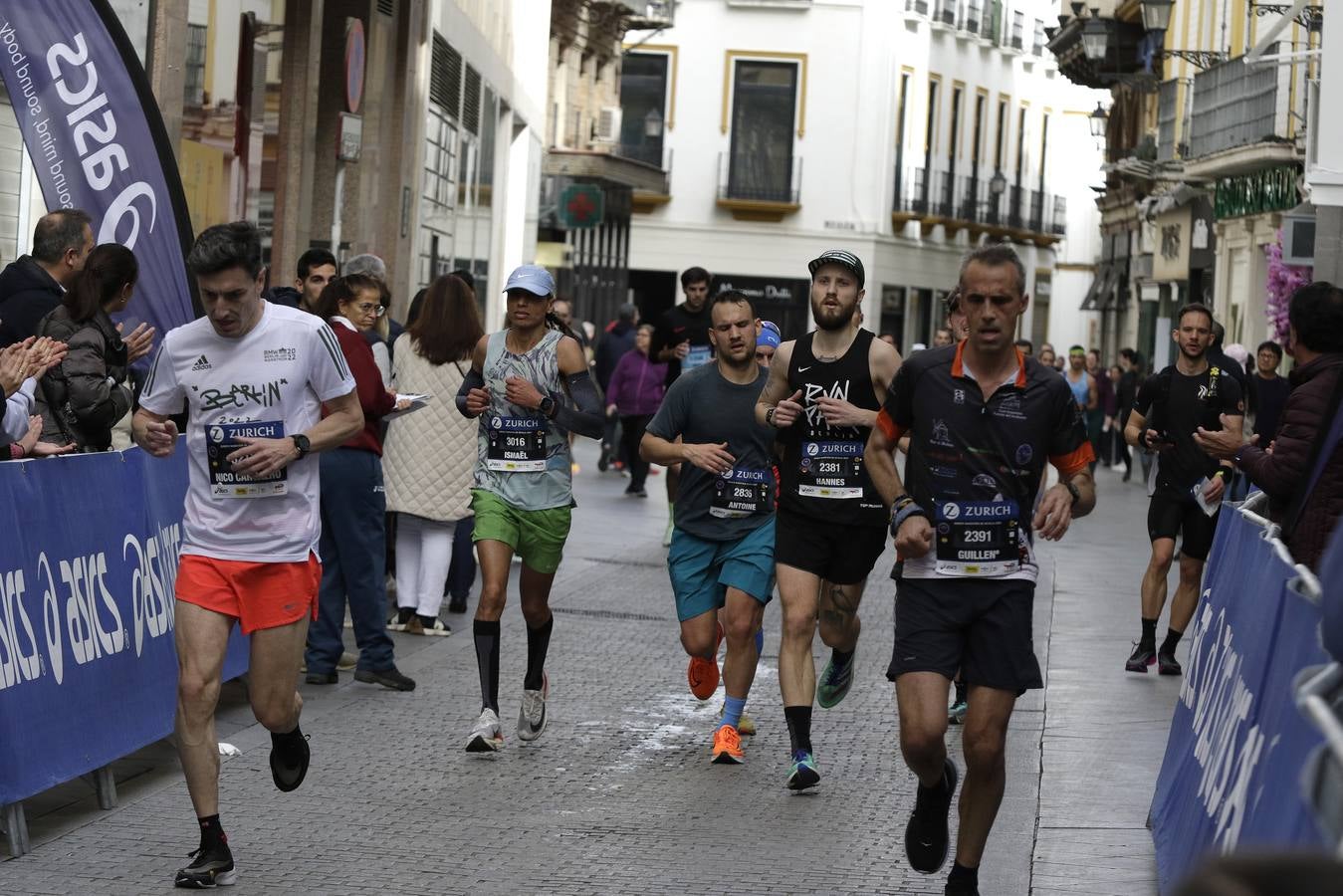 Participantes en el Zurich Maratón de Sevilla 2023