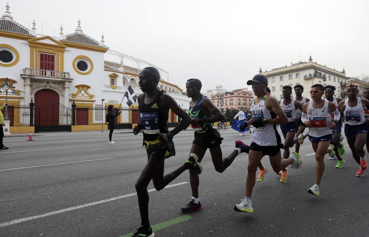 Participantes en el Maratón de Sevilla 2023