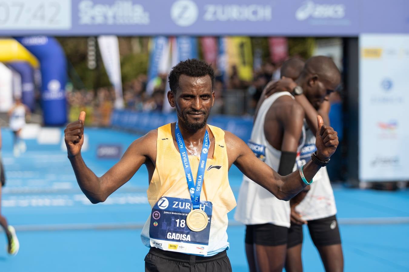 Diferentes momentos del Zurich Maratón de Sevilla 2023
