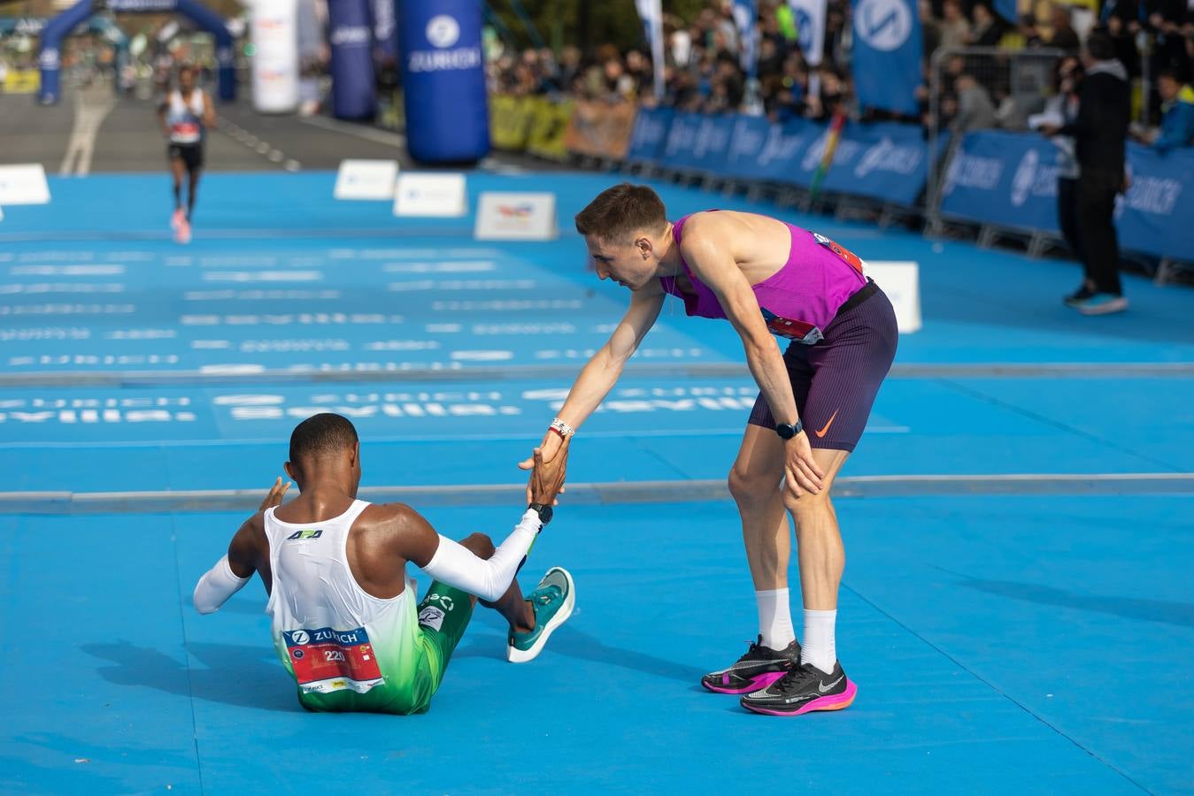 Diferentes momentos del Zurich Maratón de Sevilla 2023
