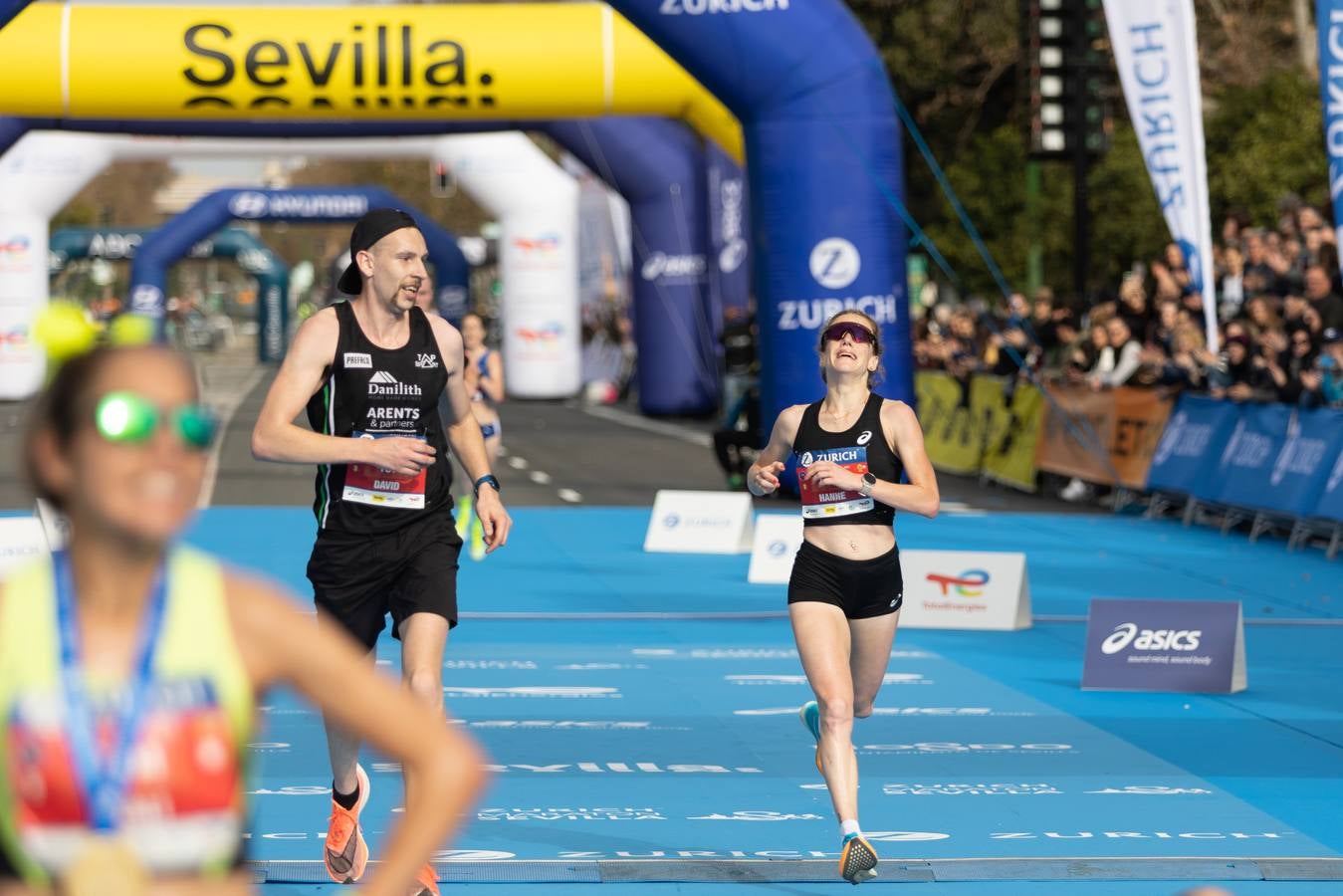 Diferentes momentos del Zurich Maratón de Sevilla 2023