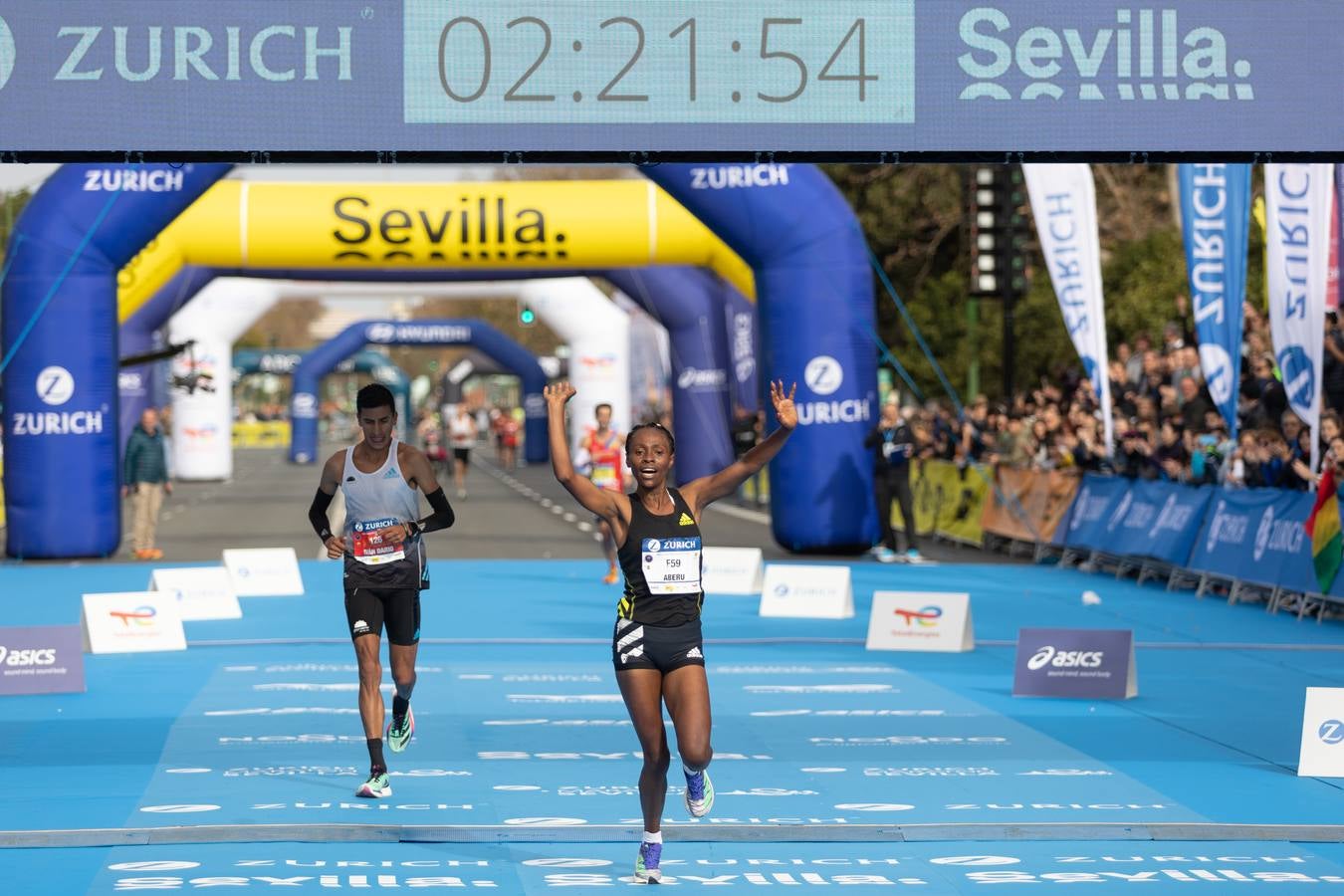 Diferentes momentos del Zurich Maratón de Sevilla 2023