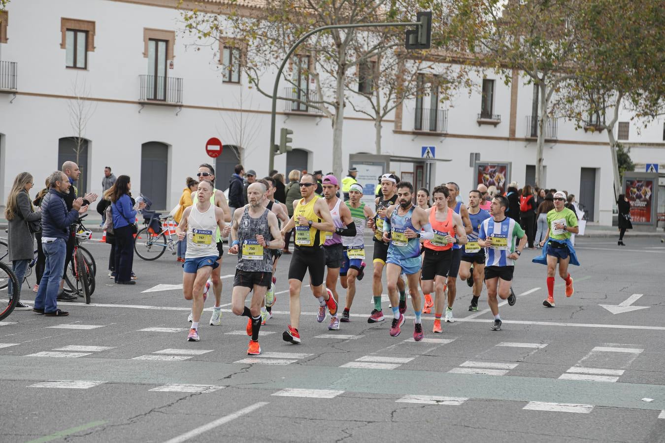 Participantes en el Maratón de Sevilla 2023