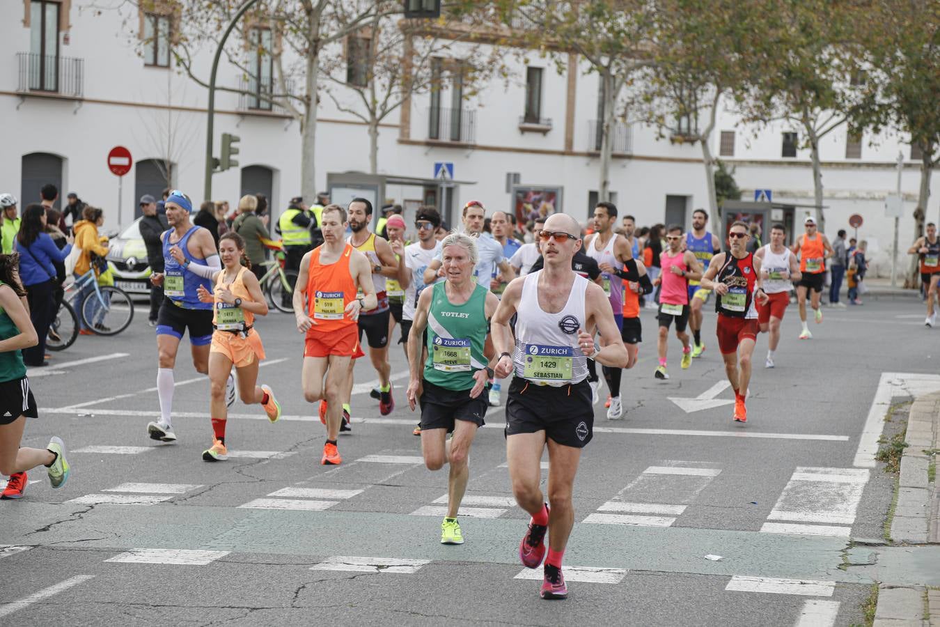 Participantes en el Maratón de Sevilla 2023