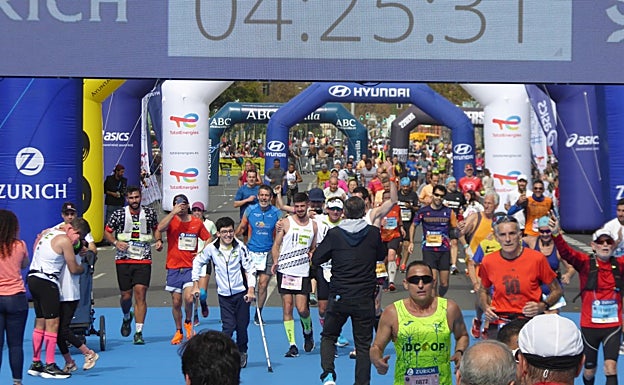 El emocionante vídeo de Nacho: deja su silla de ruedas para cruzar a pie la meta del maratón de Sevilla 2023