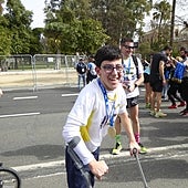 El emocionante vídeo de Nacho: deja su silla de ruedas para cruzar a pie la meta del maratón de Sevilla 2023