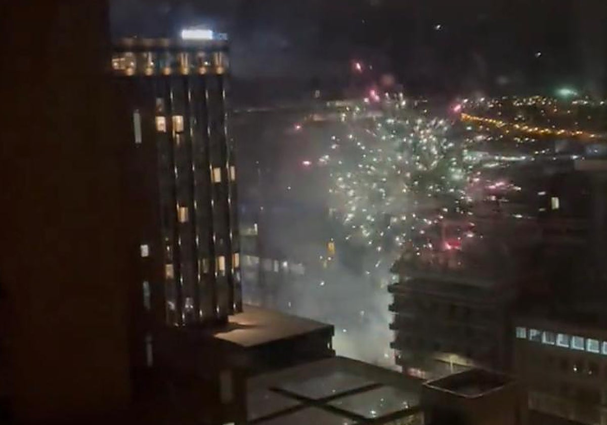 Hinchas del Liverpool la lían de madrugada con fuegos artificiales enfrente del hotel del Madrid