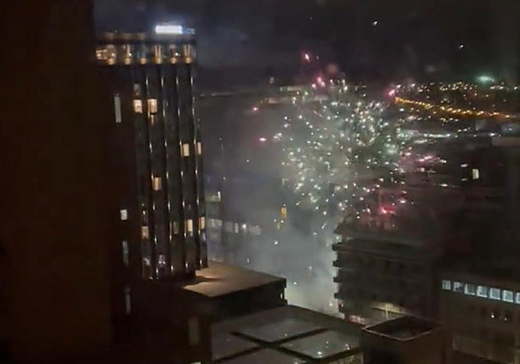 Hinchas del Liverpool la lían de madrugada con fuegos artificiales enfrente del hotel del Madrid