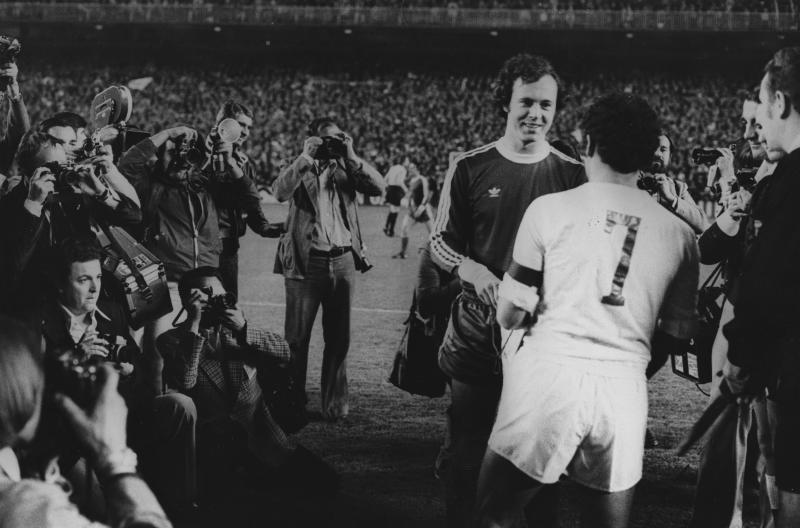 Amancio saluda a Franz Beckenbauer durante un partido de la Copa de Europa