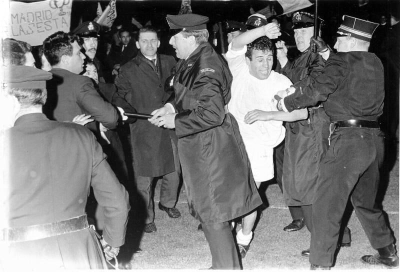 Amancio es protegido por la policía tras ganar la final de la Copa de Europa de 1966 al Partizan de Belgrado
