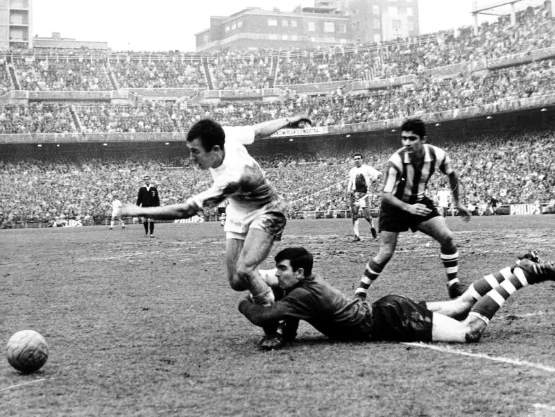 Penalti (no sancionado) de Iríbar a  Amancio en un partido de la  Liga 1967-68 en el Santiago Bernabéu