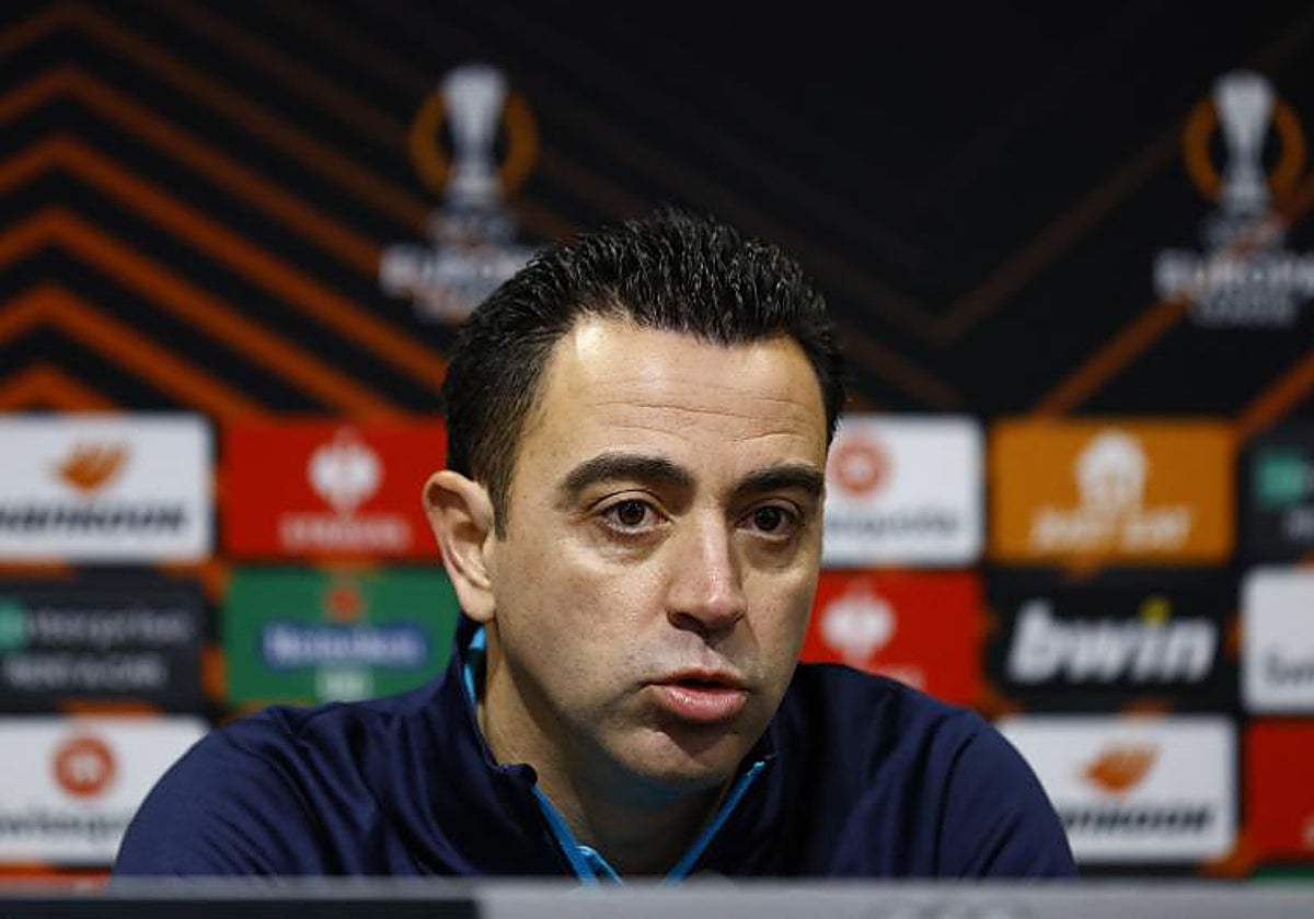 Xavi atiende a los medios antes del entrenamiento en Old Trafford