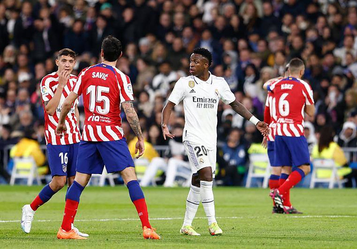 Vinicius, entre Savic y Nahuel