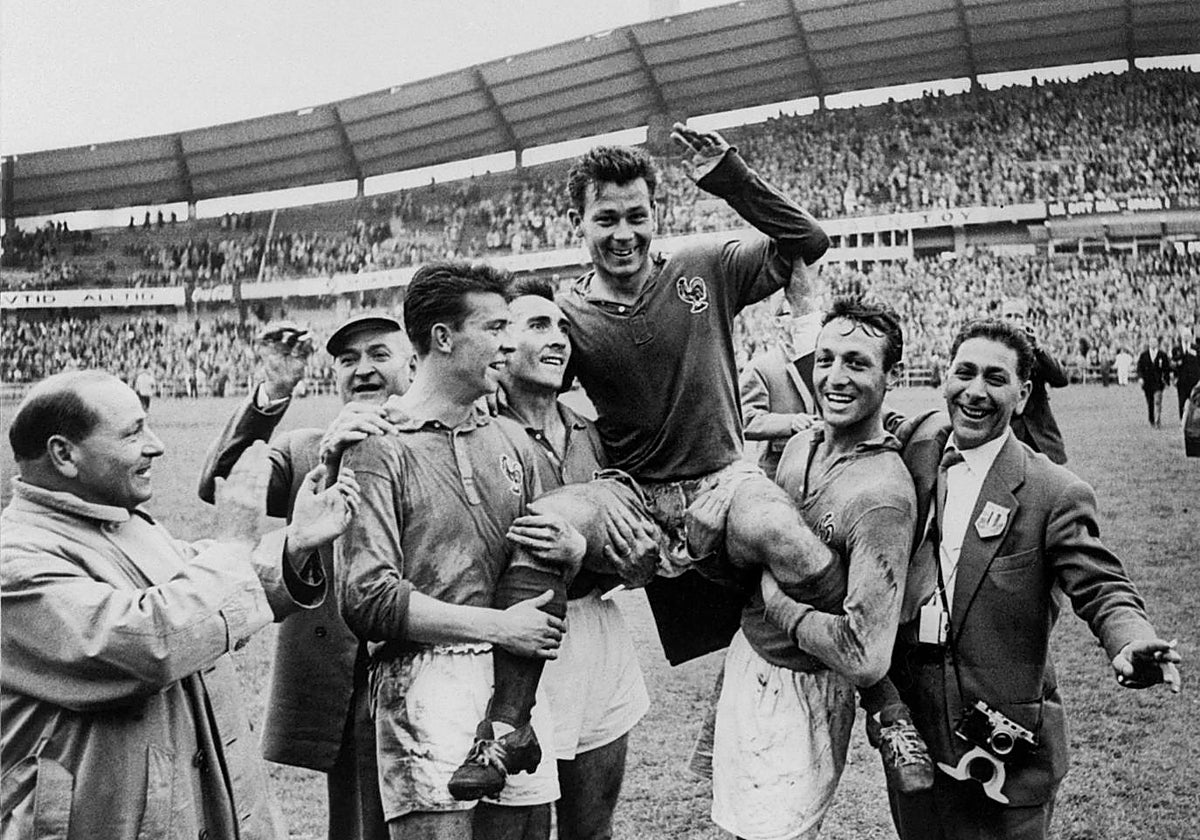 Fontaine, en brazos de sus compañeros durante el Mundial de 1958