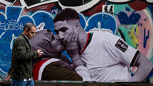 Mural en Barcelona de la icónica imagen de Achraf y su madre durante el Mundial de Qatar
