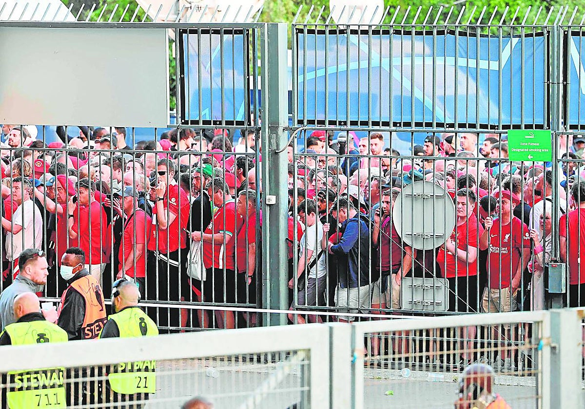 Aficionados del Liverpool, esperando para acceder al Stade de France