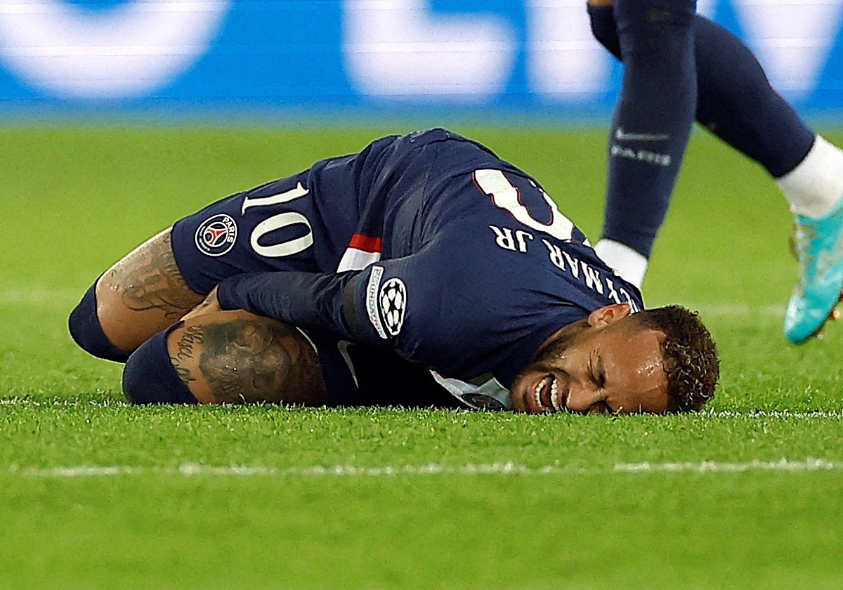Neymar, doliéndose en el suelo
