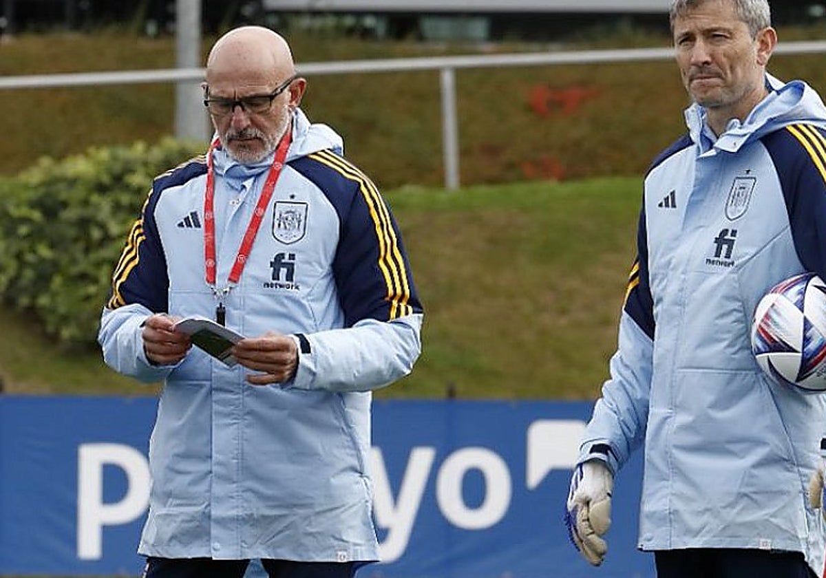 Luis de la Fuente, junto con su preparador de porteros, Miguel Ángel España